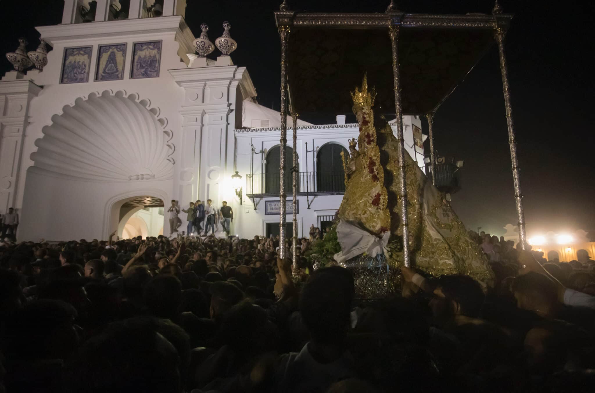 La Virgen del Rocío retorna al Santuario tras la decisión, de la Hermandad Matriz de Almonte, de suspender la procesión