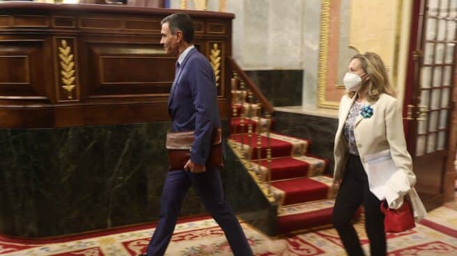 Sánchez y Calviño, en el Congreso.