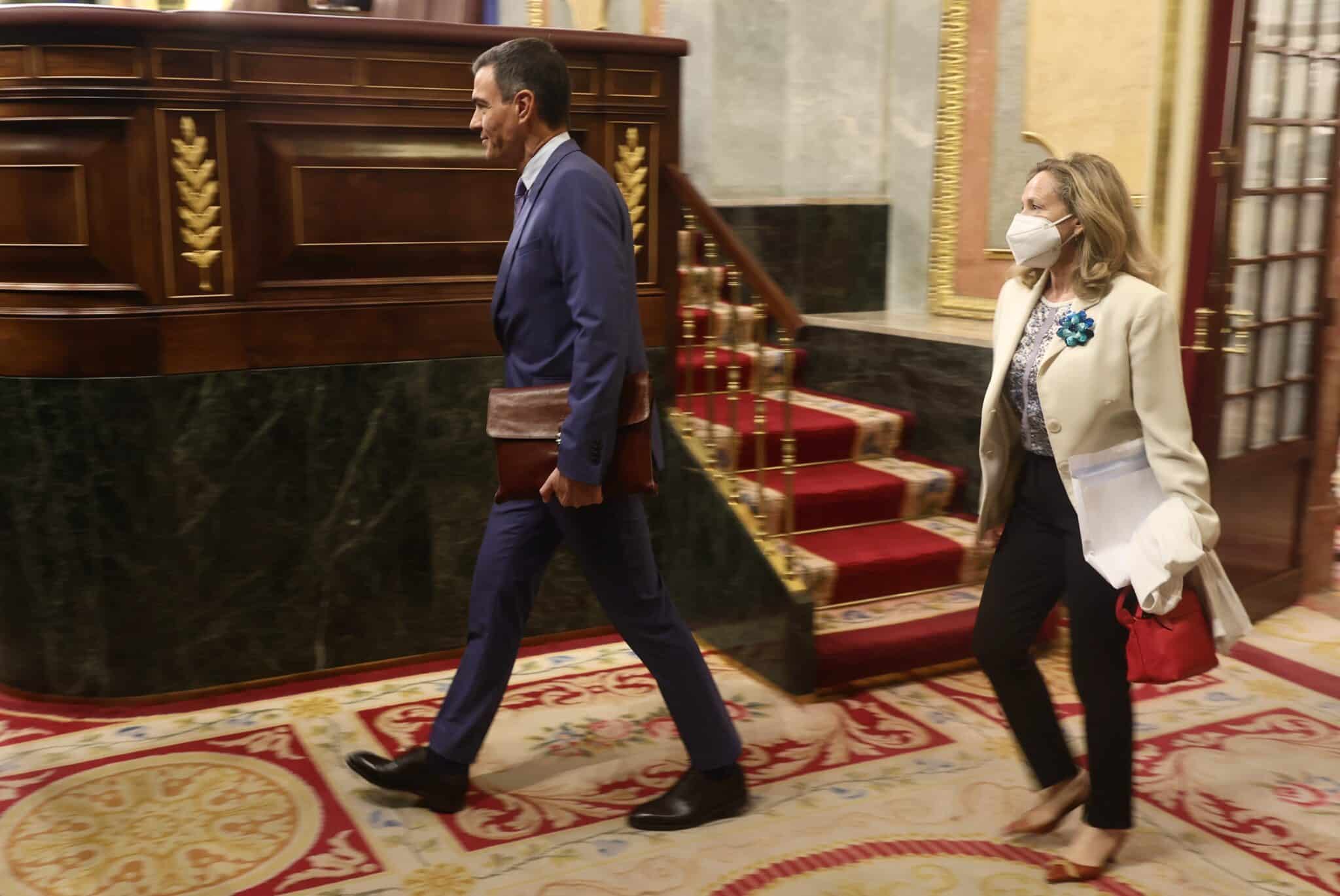 Sánchez y Calviño, en el Congreso.