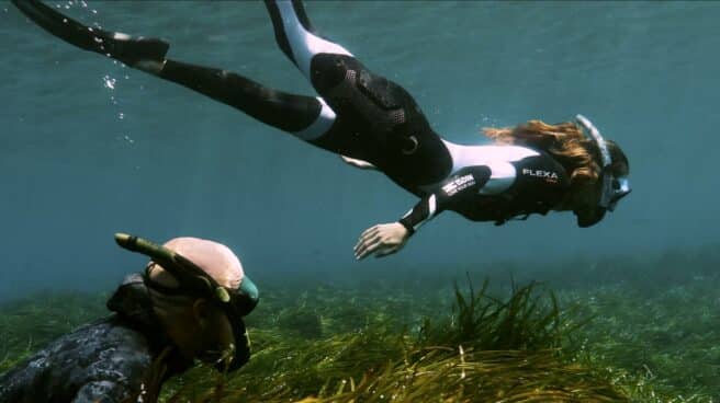 Los embajadores de ISDIN Manu Sanfélix y Ona Carbonell, rodeados de posidonia en el Mediterráneo