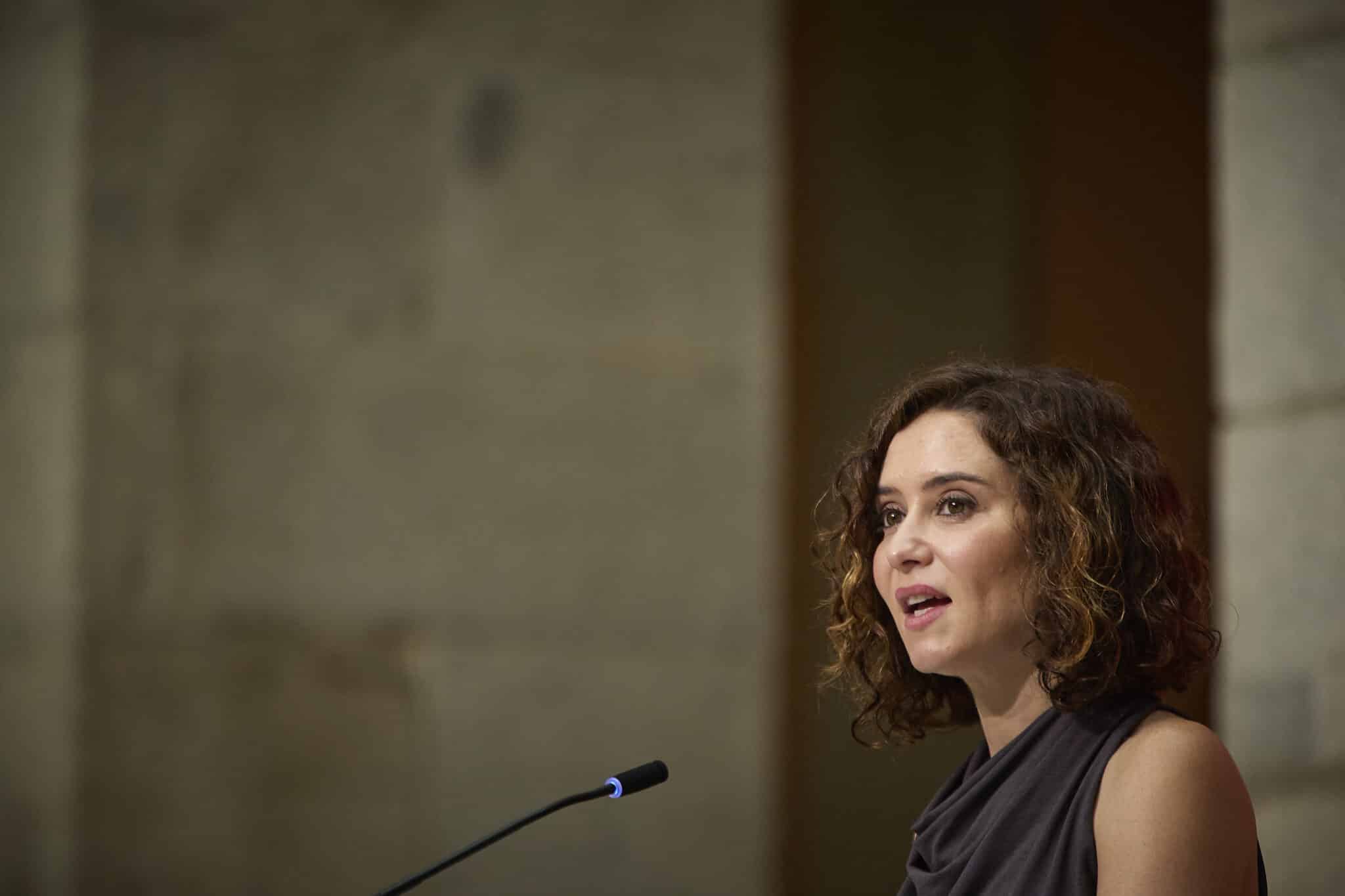 La presidenta de la Comunidad de Madrid, Isabel Díaz Ayuso, responde a los medios tras una reunión con la comisaria europea de Innovación, Investigación, Cultura, Educación y Juventud, en la Real Casa de Correos.