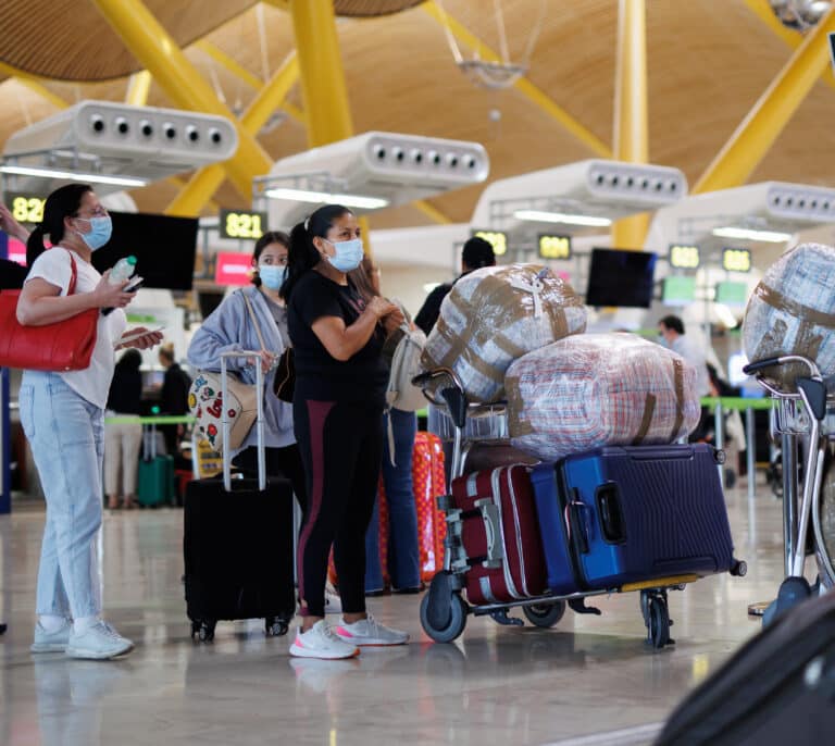 Hoteles y aerolíneas temen que la crisis de los pasaportes retrase la recuperación del turismo