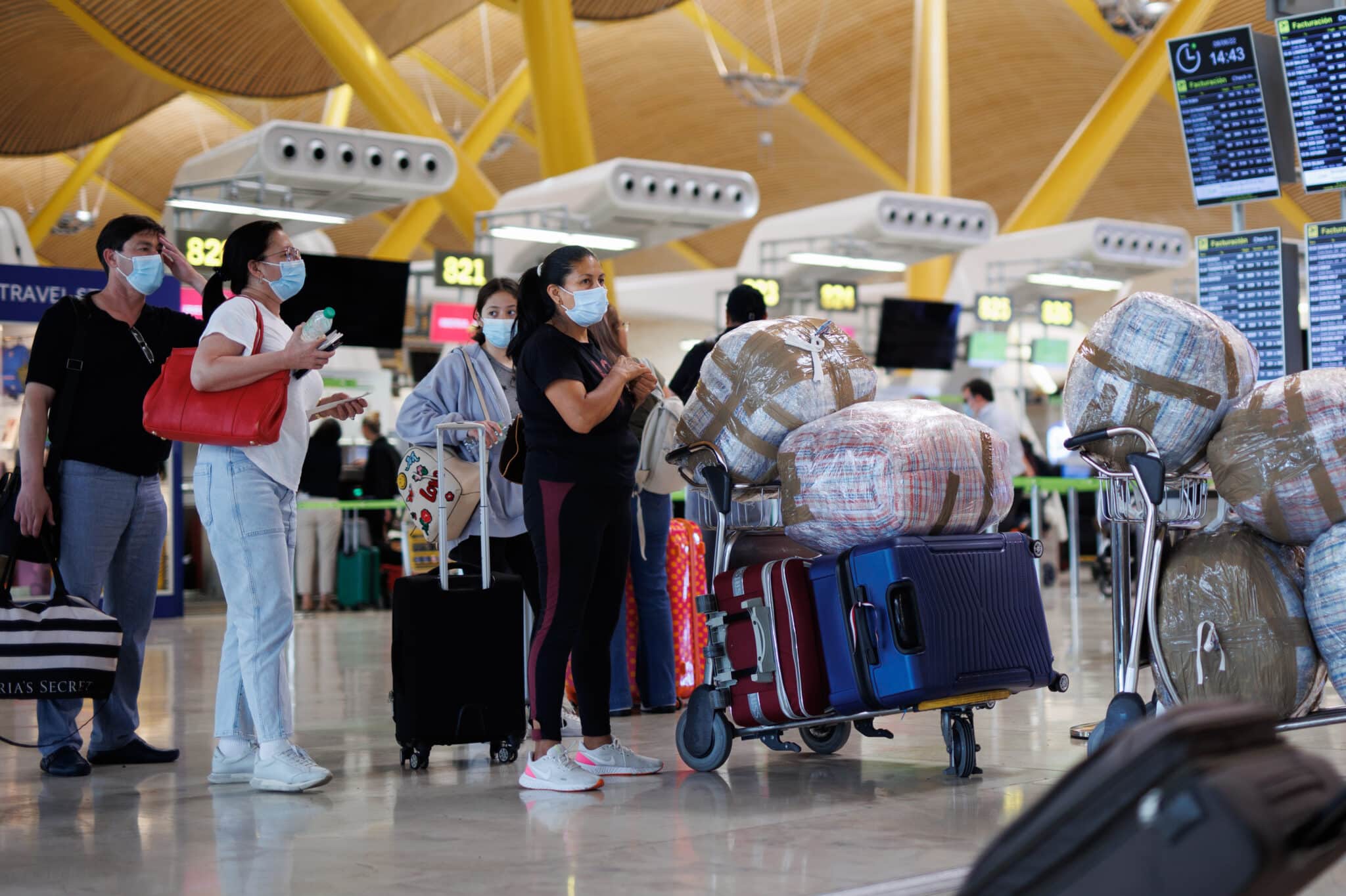 Viajeros esperan para facturar sus maletas en Barajas.