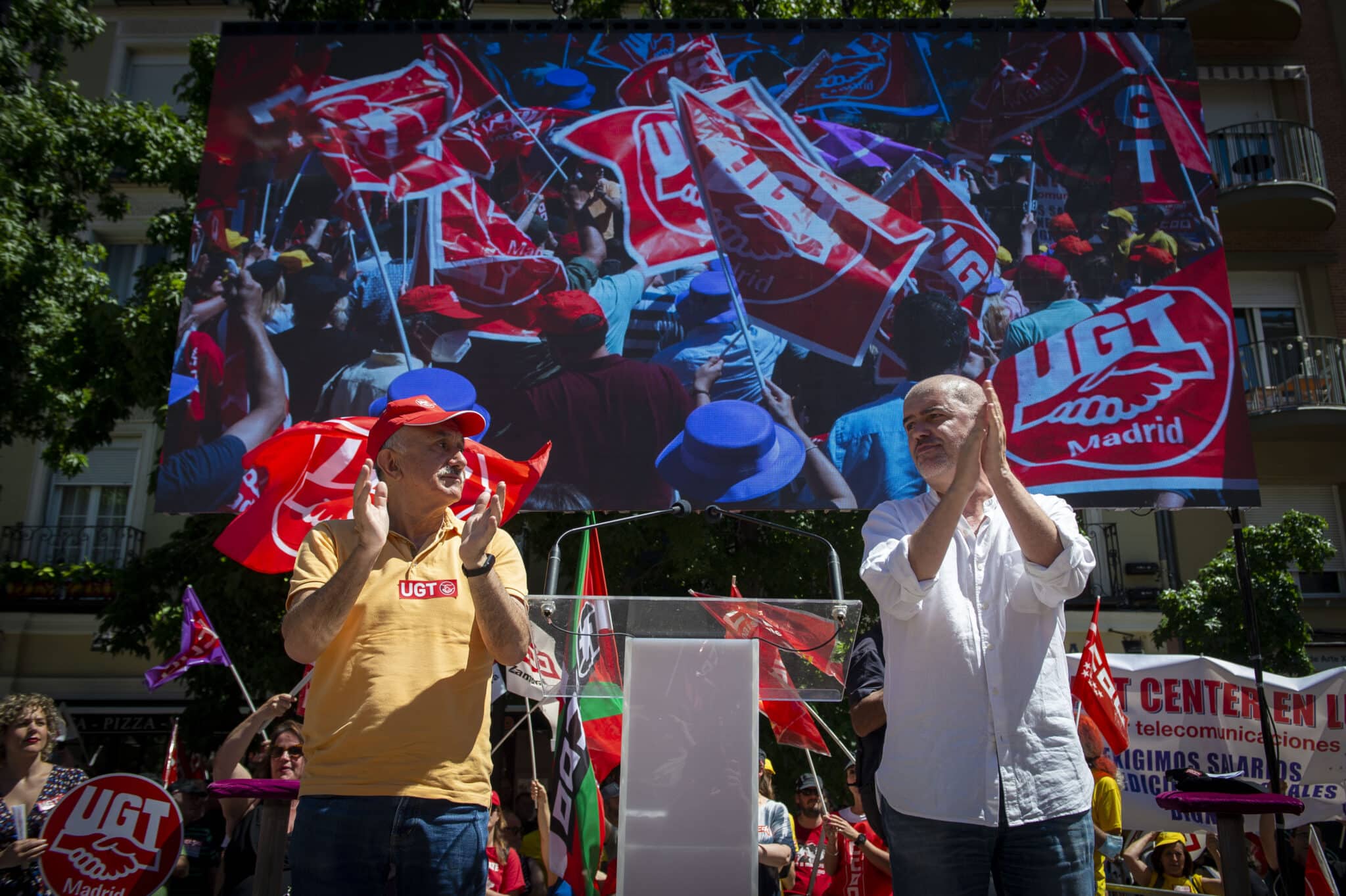 El secretario general de CCOO, Unai Sordo (derecha) y el secretario general de UGT, Pepe Álvarez, durante un encuentro sindical estatal con negociadores.