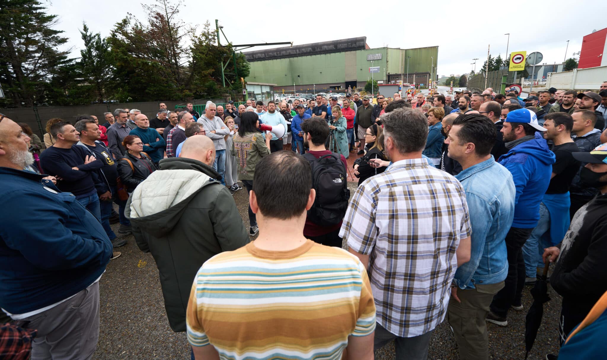 Manifestación de trabajadores del metal que protestan frente a la Global Steel Wire (GSW), a 9 de junio de 2022, en Santander, Cantabria.