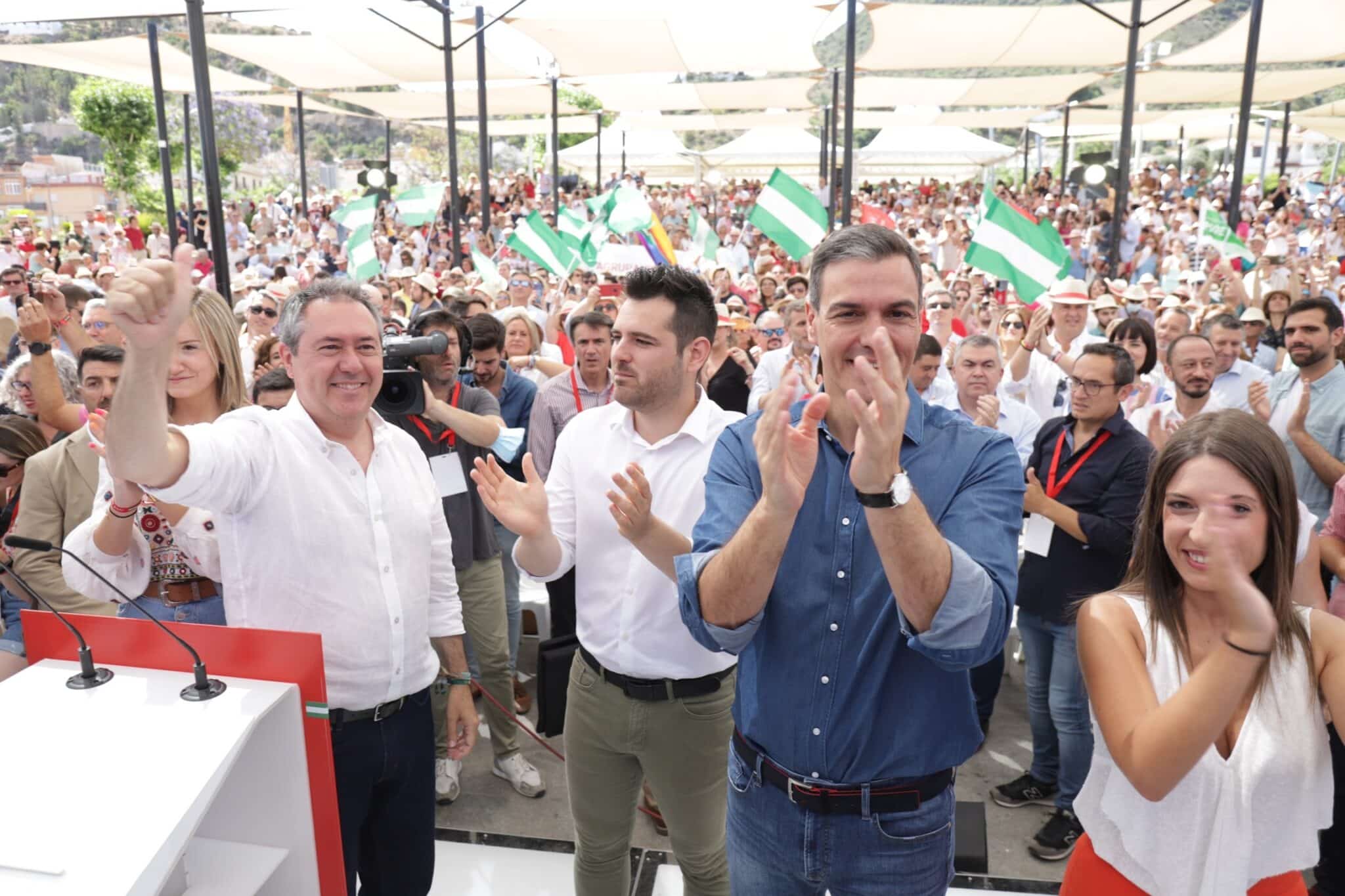 Pedro Sánchez y Juan Espada en un mitin en Cártama (Málaga).