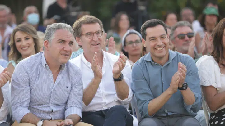 El presidente del PP-A y candidato a la reelección a la Presidencia de la Junta, Juanma Moreno (d), junto al presidente del PP, Alberto Núñez Feijóo (C), y el coordinador general del PP, Elías Bendodo (I), en un mitin de Málaga.