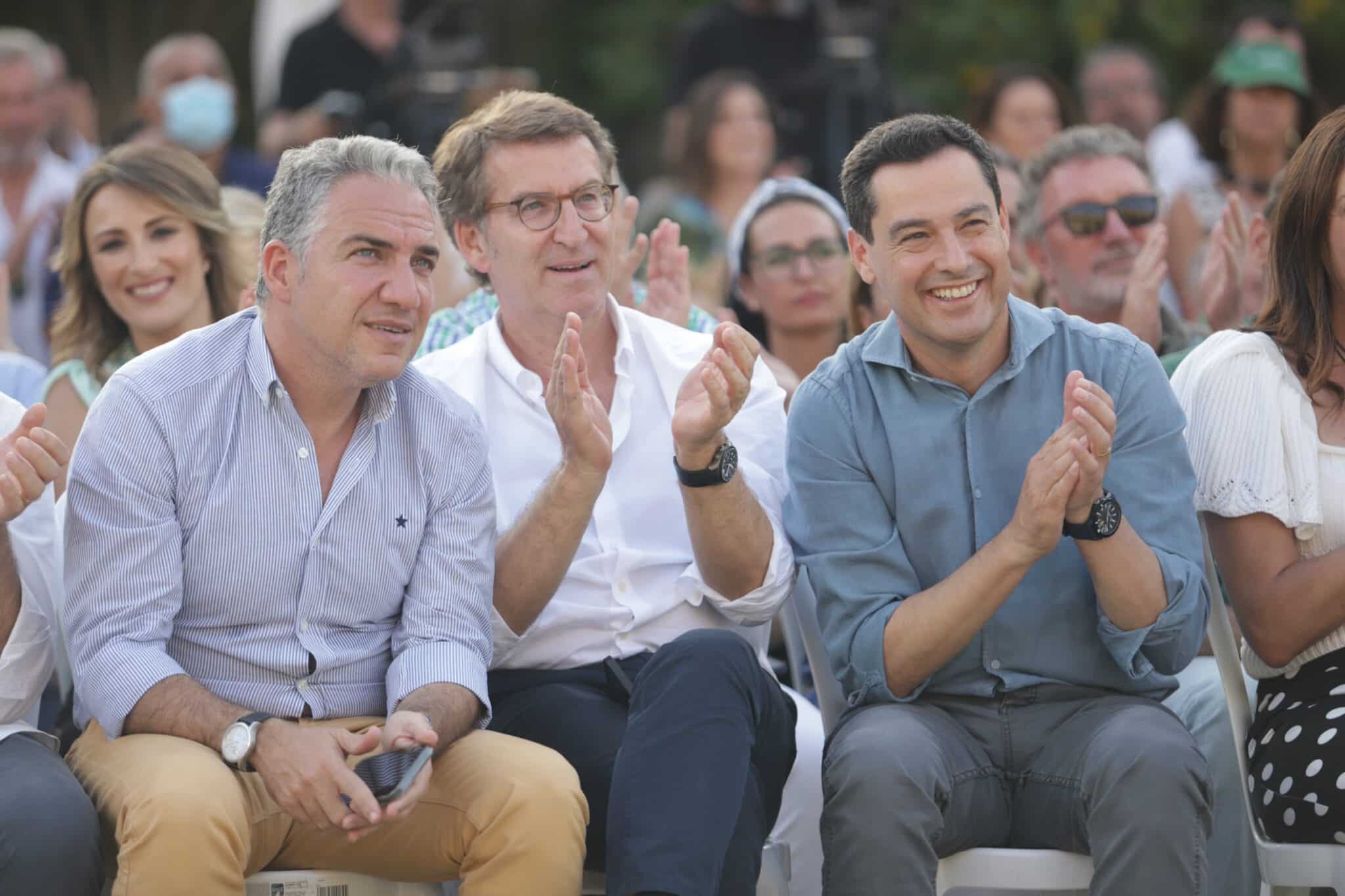 El presidente del PP-A y candidato a la reelección a la Presidencia de la Junta, Juanma Moreno (d), junto al presidente del PP, Alberto Núñez Feijóo (C), y el coordinador general del PP, Elías Bendodo (I), en un mitin de Málaga.