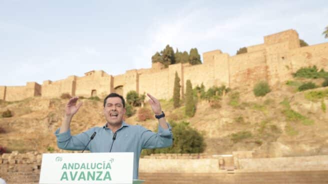 El presidente del PP-A y candidato a la reelección a la Presidencia de la Junta, Juanma Moreno, durante la clausura del mitin, en Málaga de este domingo.