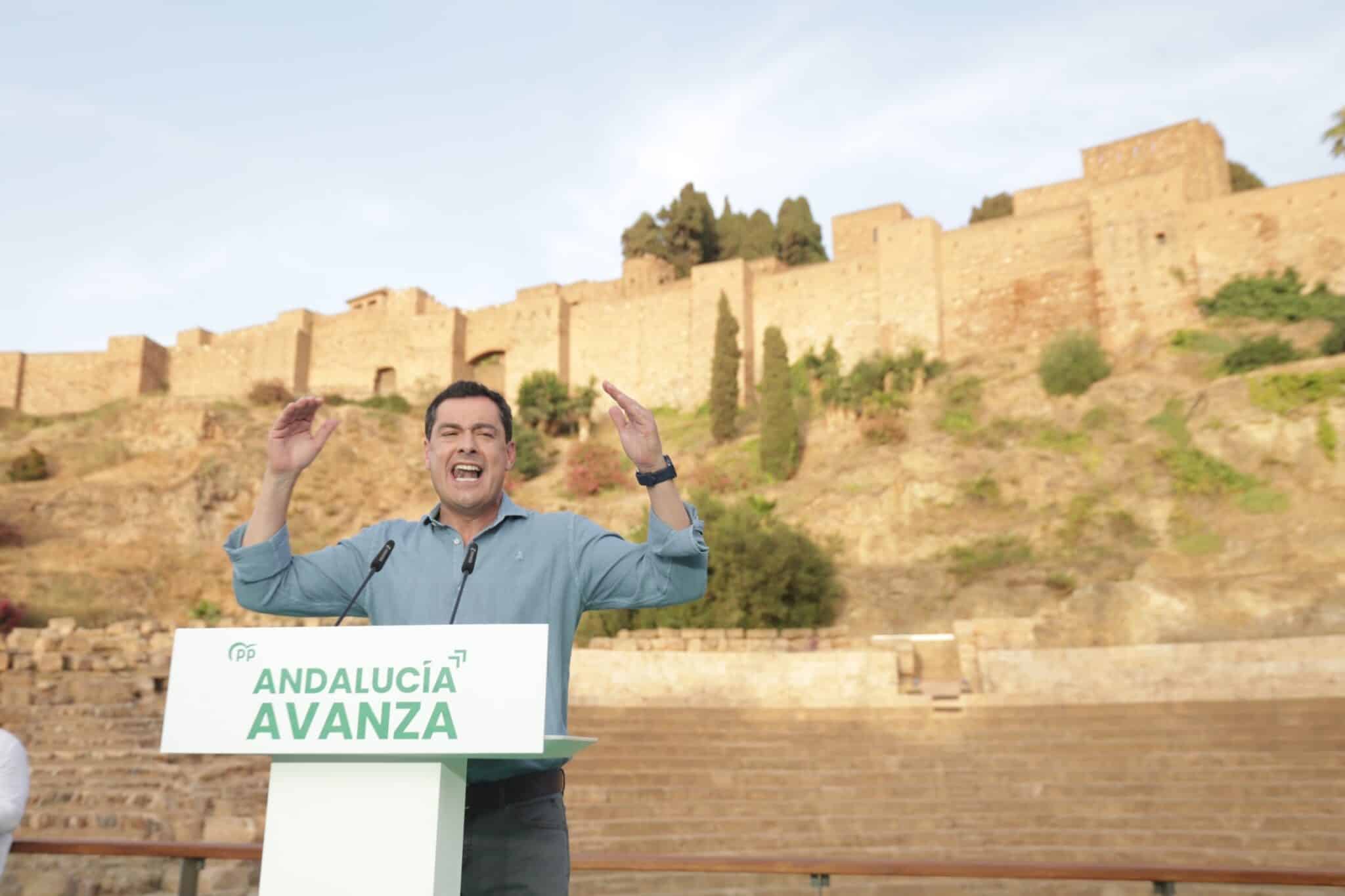 El presidente del PP-A y candidato a la reelección a la Presidencia de la Junta, Juanma Moreno, durante la clausura del mitin, en Málaga de este domingo.