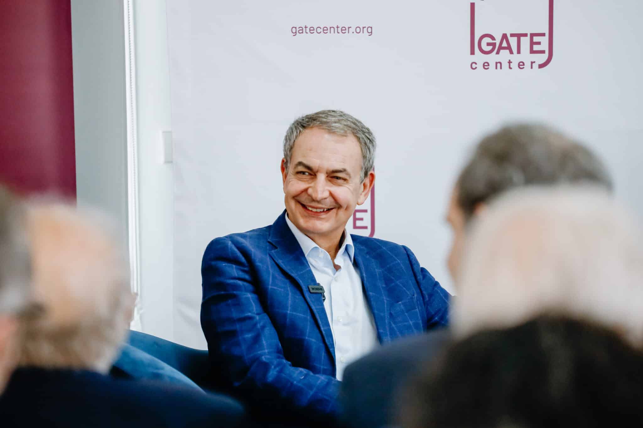 El expresidente del Gobierno, José Luis Rodríguez Zapatero, modera un encuentro en el que participa el consejero de la ONU, Jeffrey Sachs