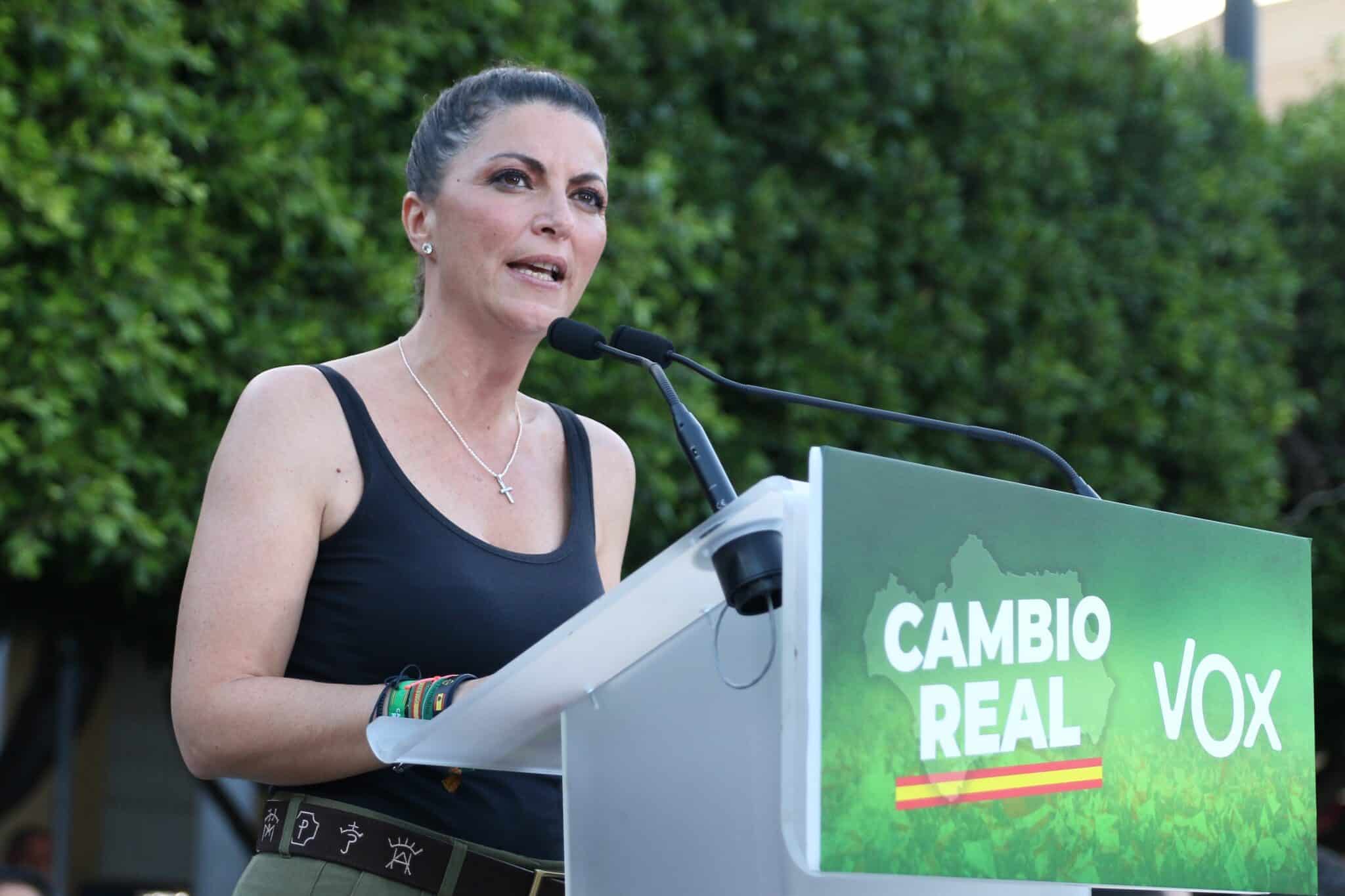 La candidata a la Presidencia de la Junta de Andalucía, Macarena Olona, en un acto de campaña en El Ejido.