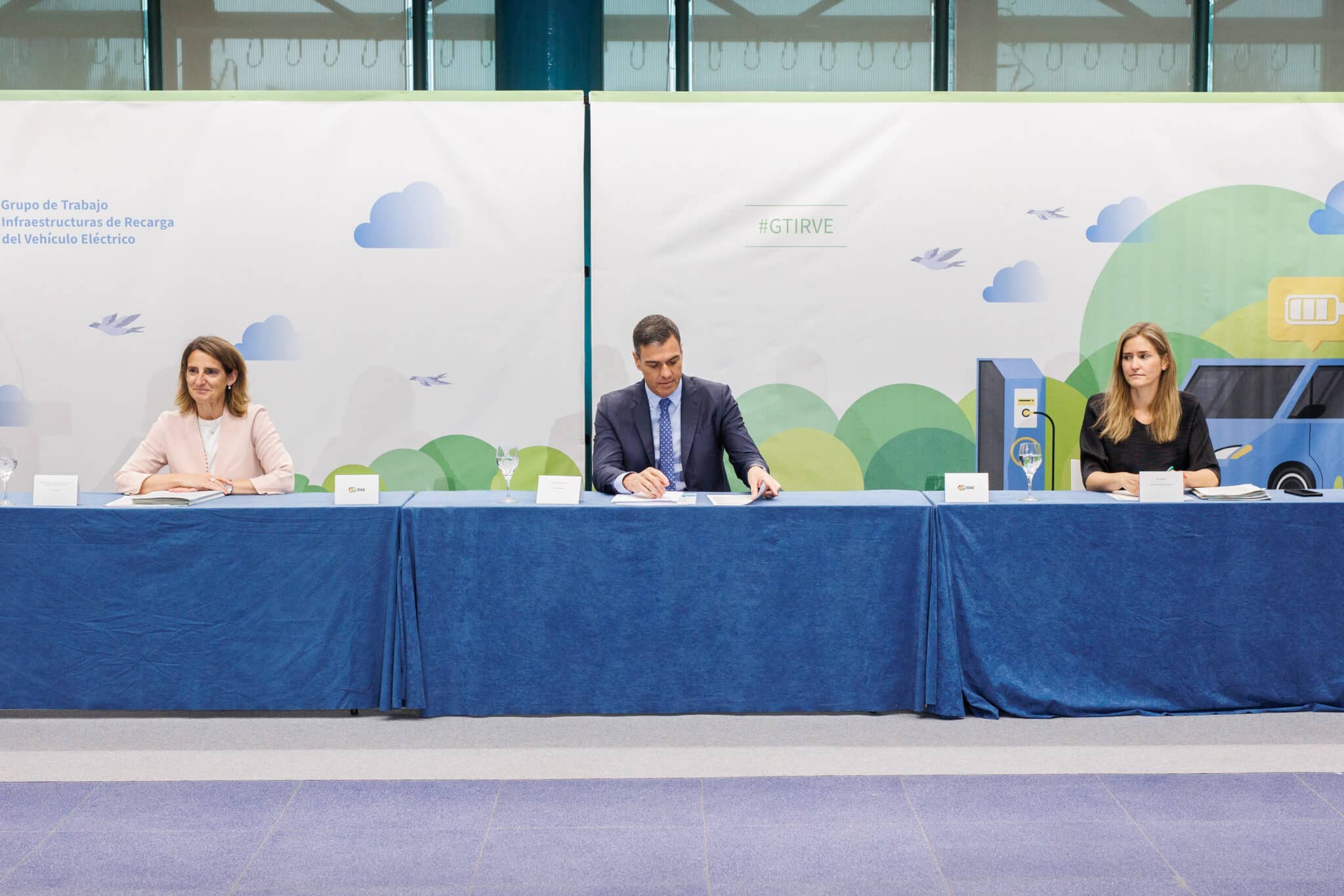 (I-D) La vicepresidenta tercera y ministra para la Transición Ecológica y el Reto Demográfico, Teresa Ribera; el presidente del Gobierno, Pedro Sánchez y la secretaria de Estado de Energía, Sara Aagesen Muñoz