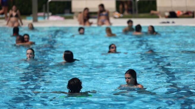 Los madrileños combaten la ola de calor en las piscinas