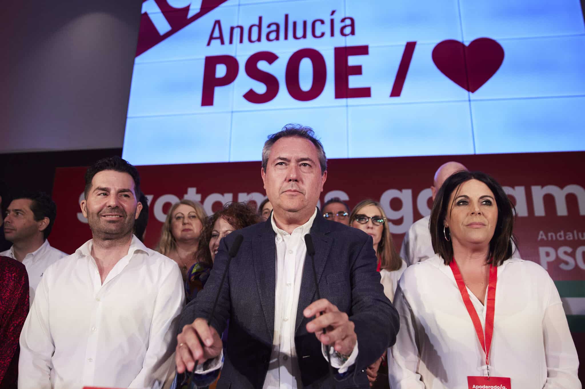 El candidato del PSOE a la presidencia de la Junta de Andalucía, Juan Espadas, durante la noche electoral en el PSOE-A tras las votaciones.