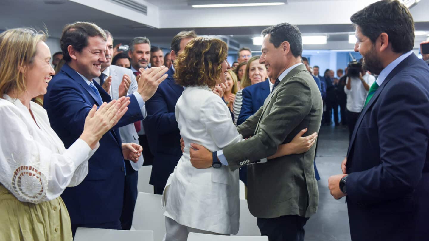 La presidenta de la Comunidad de Madrid, Isabel Díaz Ayuso (i), abraza al presidente del PP andaluz y presidente electo de la Junta de Andalucía, Juanma Moreno (d), a su llegada a una reunión de la Junta Directiva Nacional del PP tras las elecciones andaluzas.