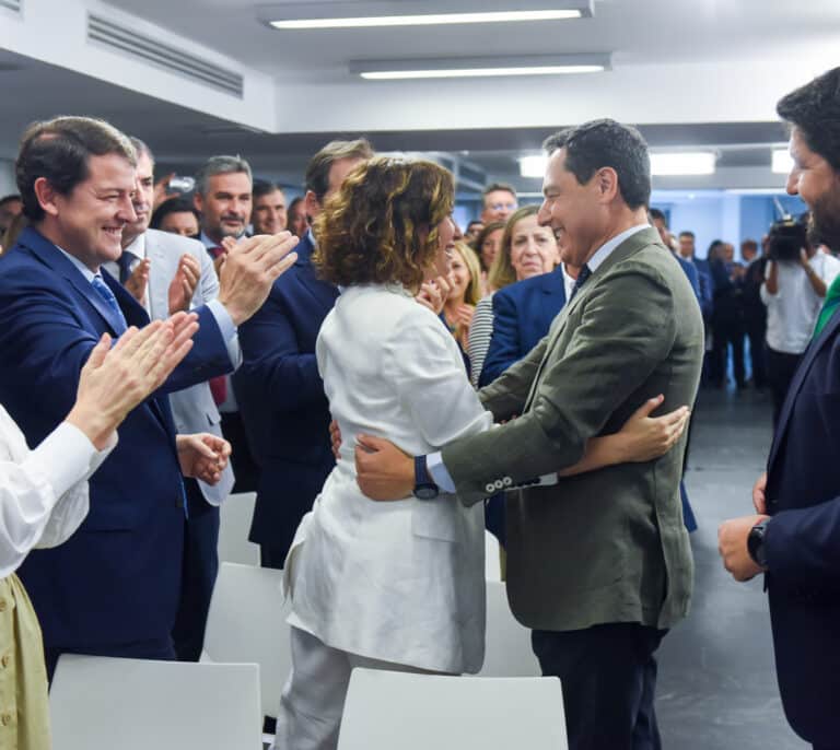 El estilo Ayuso sigue dominando el PP: logró más voto sobre el censo que Juanma Moreno el 19-J