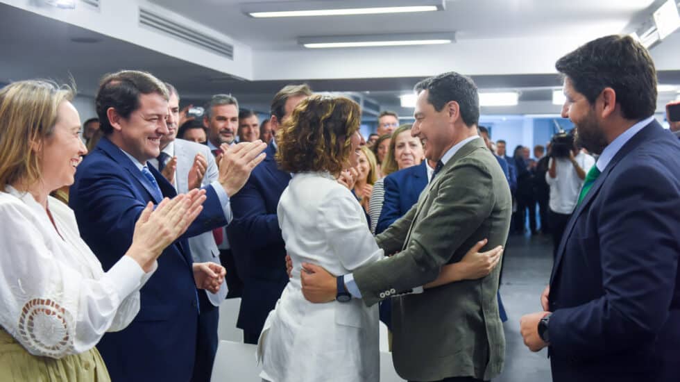 La presidenta de la Comunidad de Madrid, Isabel Díaz Ayuso (i), abraza al presidente del PP andaluz y presidente electo de la Junta de Andalucía, Juanma Moreno (d), a su llegada a una reunión de la Junta Directiva Nacional del PP tras las elecciones andaluzas.