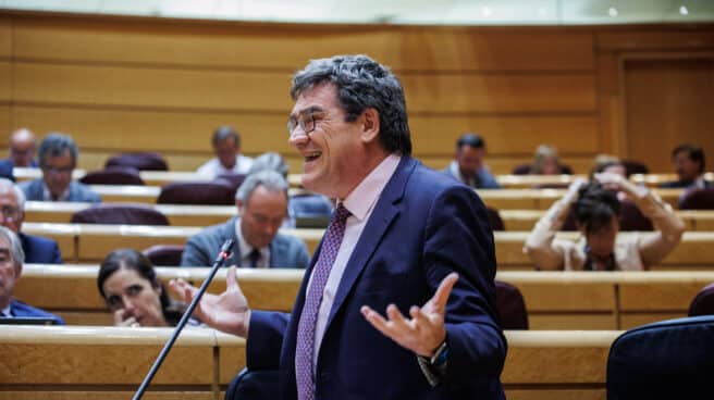 El ministro de Inclusión, Seguridad Social y Migraciones, José Luis Escrivá, interviene durante una sesión plenaria en el Senado.