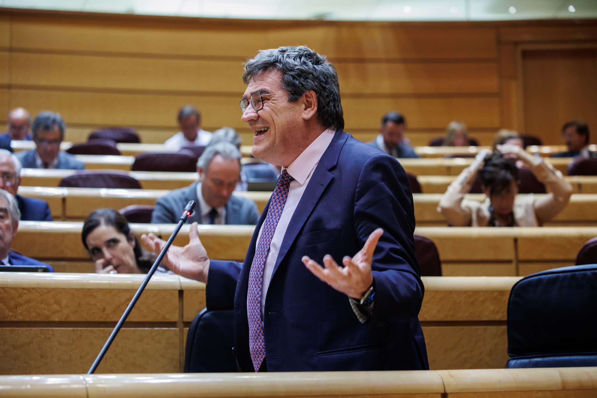 El ministro de Inclusión, Seguridad Social y Migraciones, José Luis Escrivá, interviene durante una sesión plenaria en el Senado.