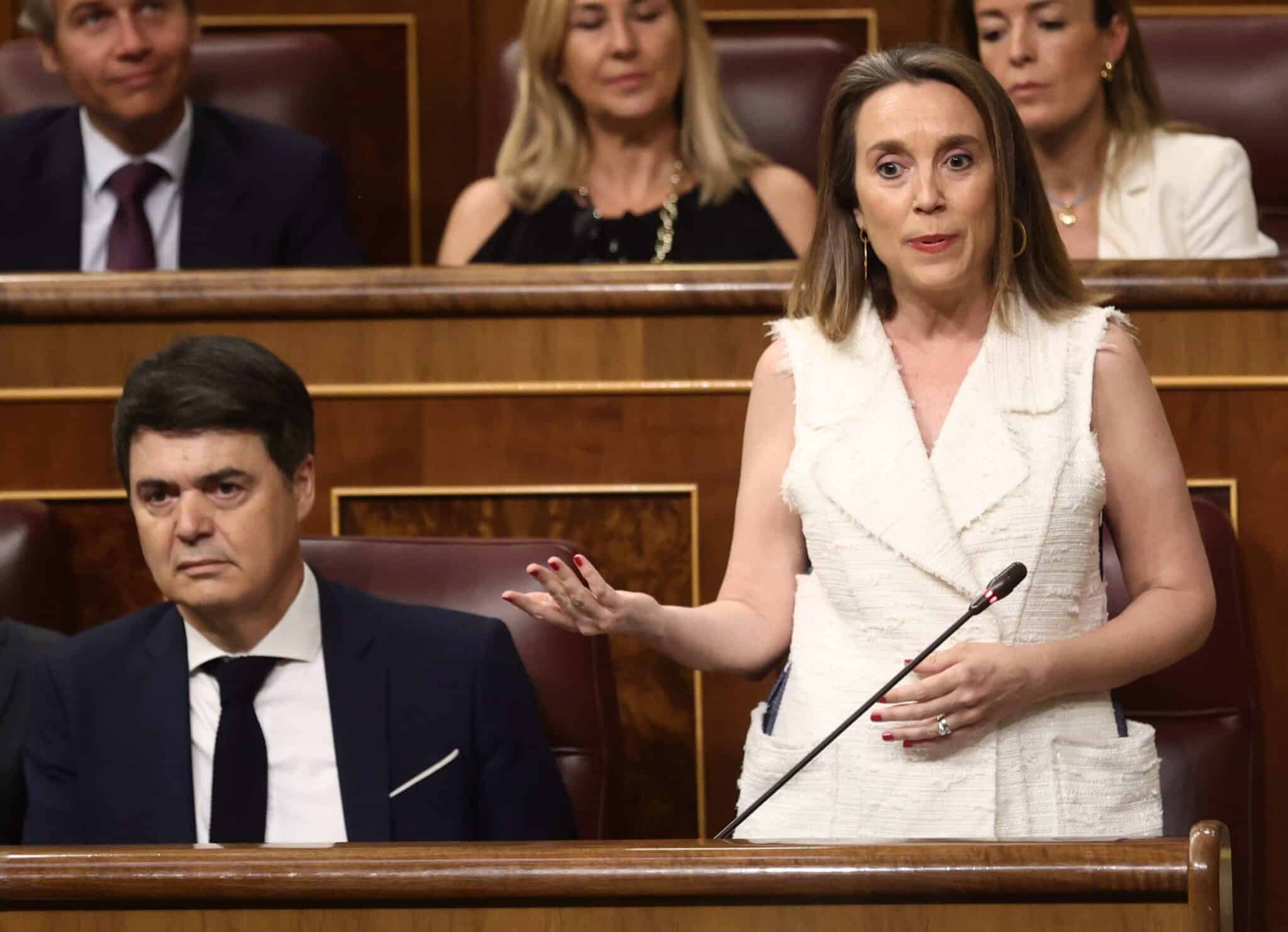 La portavoz del PP en el Congreso, Cuca Gamarra, y el secretario general del Grupo, Carlos Rojas, durante la sesión de control de hoy al Gobierno.