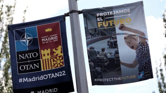 Carteles anunciadores de la celebración de la cumbre de la OTAN en el recinto ferial de Ifema.