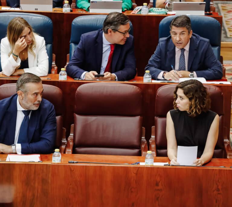 Ayuso agradece a Feijóo su confianza sobre el contrato de compra de mascarillas de su hermano