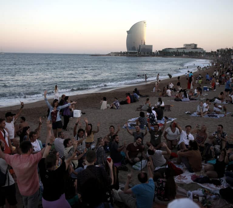 Arranca Sant Joan en Barcelona, con playas abarrotadas y sin restricciones