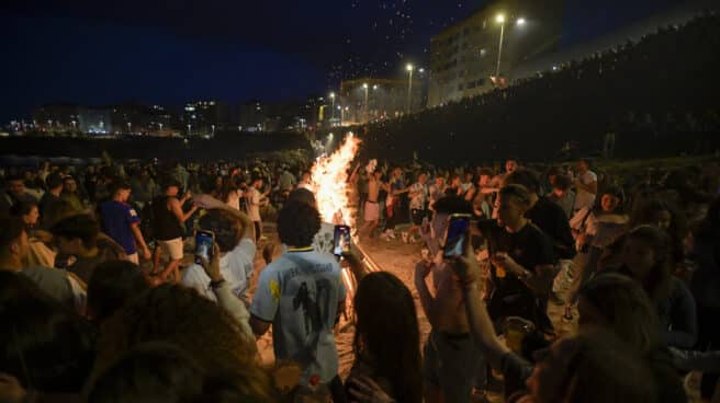 Centenares de personas frente a una hoguera en la Noche de San Juan, a 23 de junio de 2022, en A Coruña, Galicia