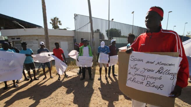 Un grupo de subsaharianos protesta por los sucesos del 24 de junio en Melilla. Un grupo de subsaharianos protesta por los sucesos del 24 de junio en Melilla.