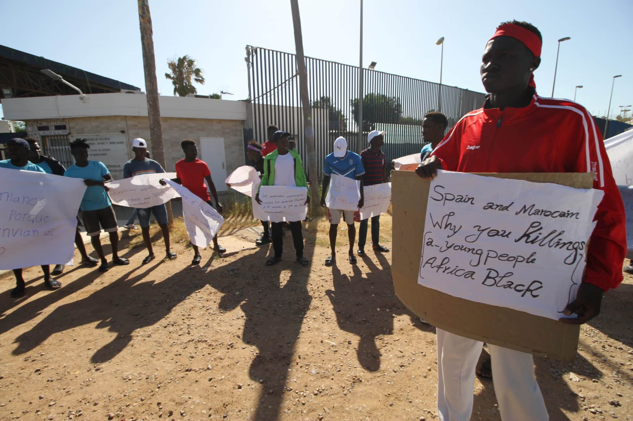 Un grupo de subsaharianos protesta por los sucesos del 24 de junio en Melilla.