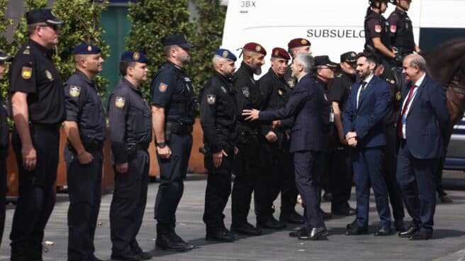 El ministro Grande-Marlaska saluda a policías de Caballería, GEO, GOES, Servicio Aéreo y UPR, este lunes, en su visita al Centro de Coordinación (CECOR).