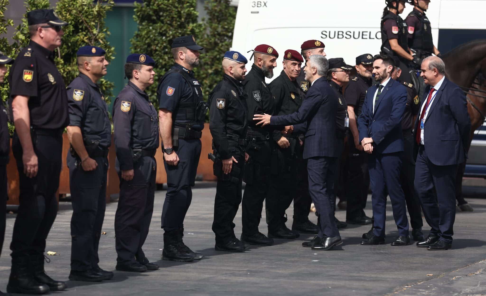 El ministro Grande-Marlaska saluda a policías de Caballería, GEO, GOES, Servicio Aéreo y UPR, este lunes, en su visita al Centro de Coordinación (CECOR).