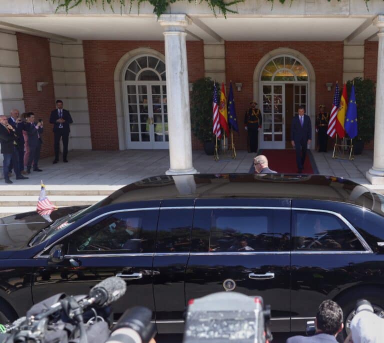 Joe Biden en el sofá de doña Inés de Pedro Sánchez