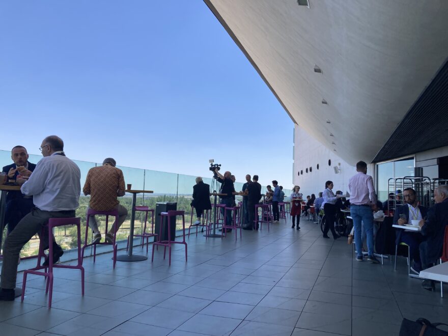 Terraza de la cantina habilitada en el centro de prensa de la cumbre de la OTAN en Madrid 2022