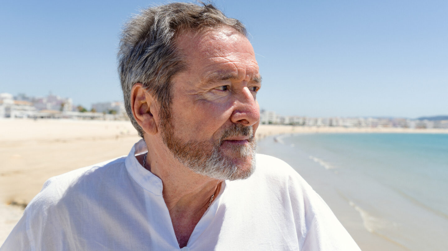 JJ Benítez en la playa de Barbate.