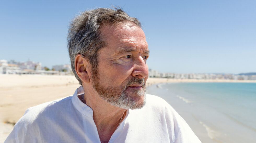 JJ Benítez en la playa de Barbate.