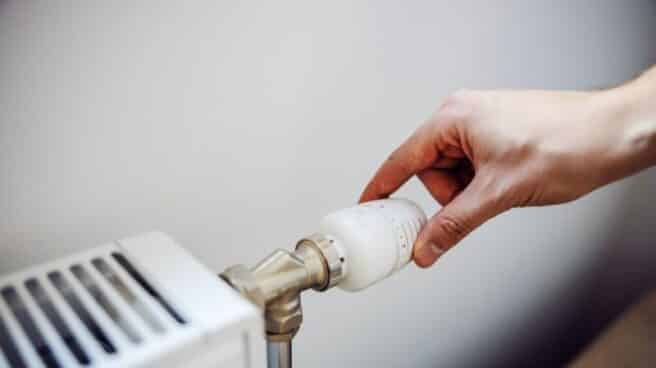Una persona apaga la calefacción de gas, que disminuye un 15% su uso Una persona apaga la calefacción en su casa
