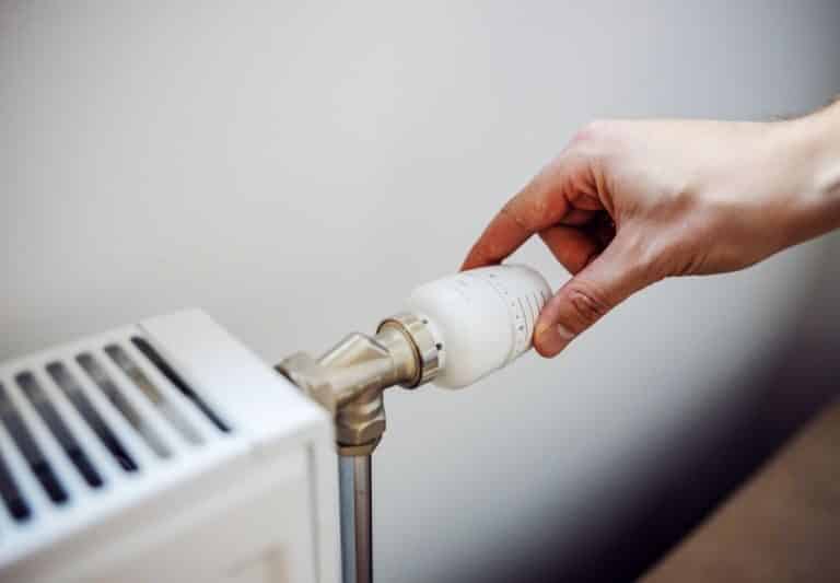 El Fondo para la Sostenibilidad del Sistema Eléctrico rebajará el precio de la luz pero no el de carburantes