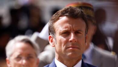 Macron afronta el riesgo de parálisis política al quedarse con una frágil mayoría