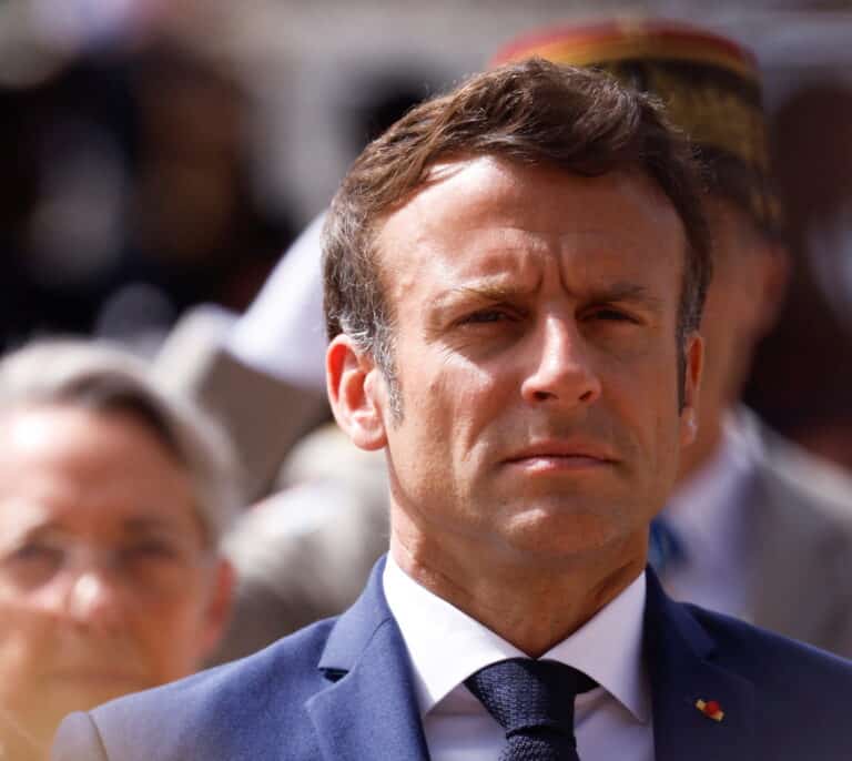Macron afronta el riesgo de parálisis política al quedarse con una frágil mayoría