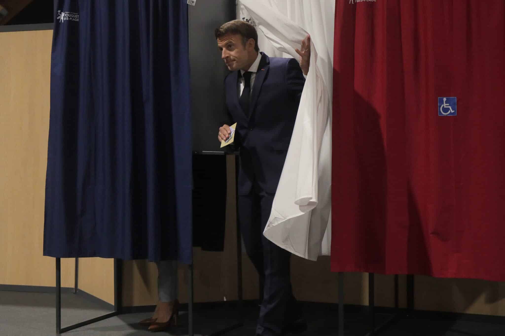 El presidente de Francia, Emmanuel Macron, vota en las legislativas