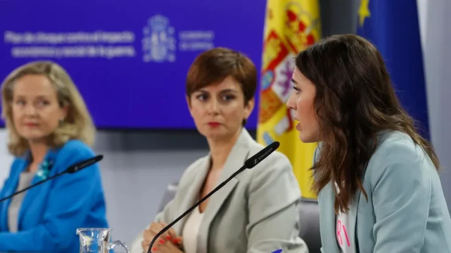 Nadia Calviño, Isabel Rodríguez e Irene Montero durante la rueda de prensa de ayer en Moncloa