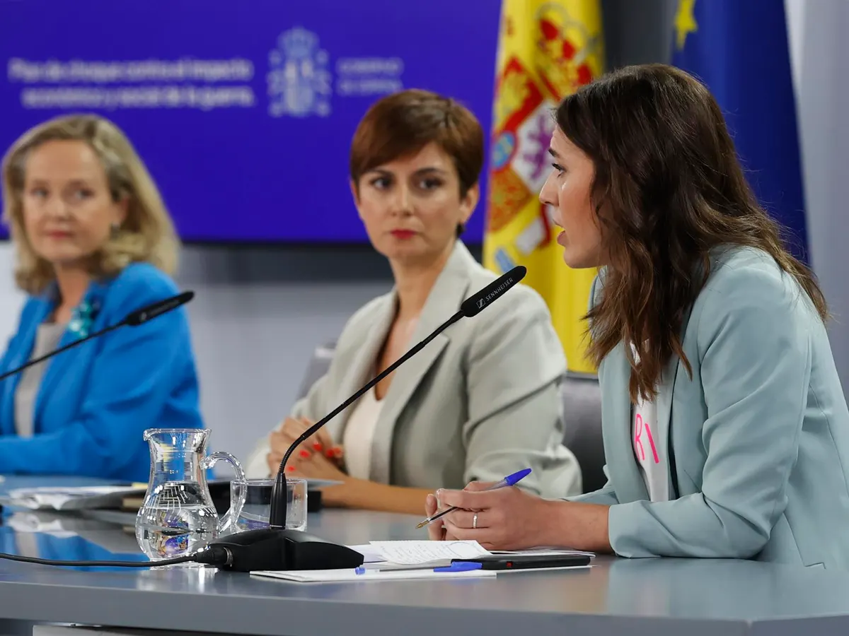 Nadia Calviño, Isabel Rodríguez e Irene Montero durante la rueda de prensa de ayer en Moncloa