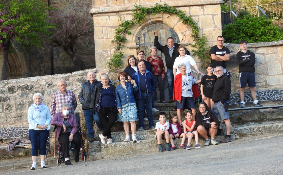 Los vecinos de Terradillos de Sedano en la puerta de la iglesia de Santa Eufemia