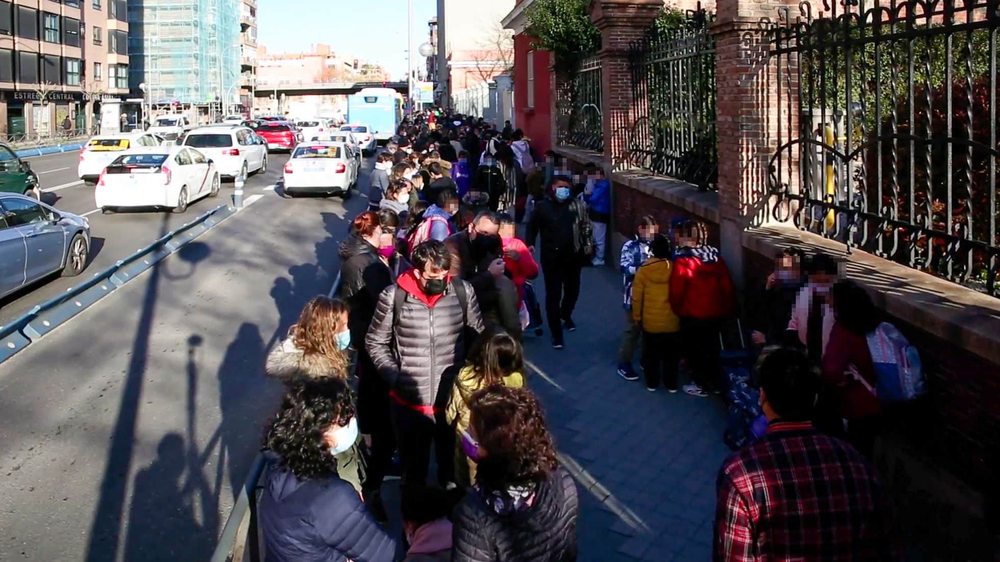 Entrada de una escuela cercana a la carretera