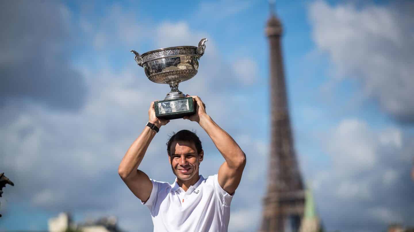 Nadal levanta la copa de Roland Garros delante de la Torre Eiffel este lunes, un día después de ganar el título por décimo cuarta vez