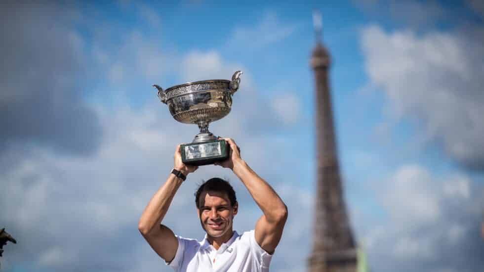 Nadal levanta la copa de Roland Garros delante de la Torre Eiffel este lunes, un día después de ganar el título por décimo cuarta vez