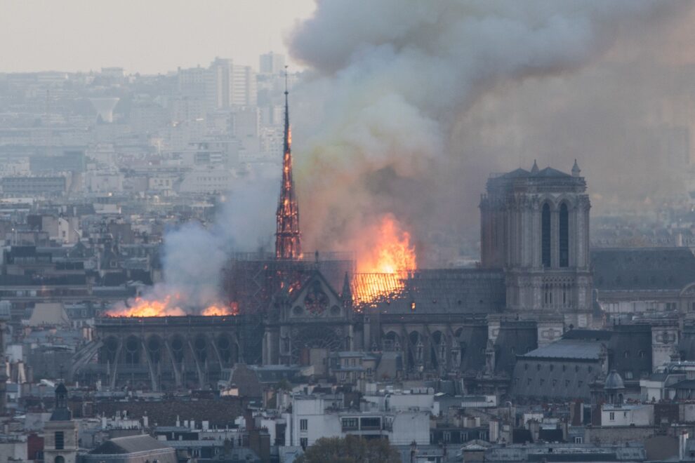 'Arde Notre Dame'