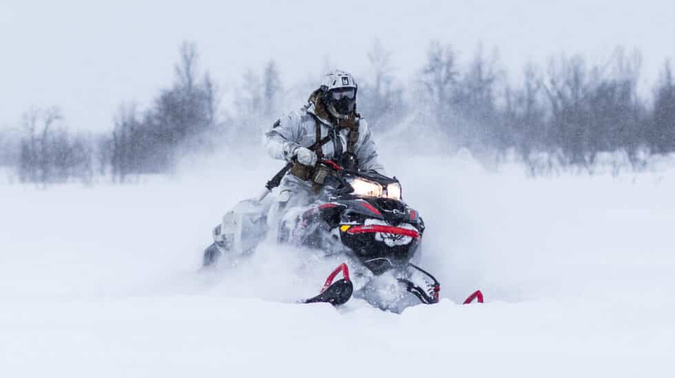 Un soldado estadounidense en una moto de nieve.